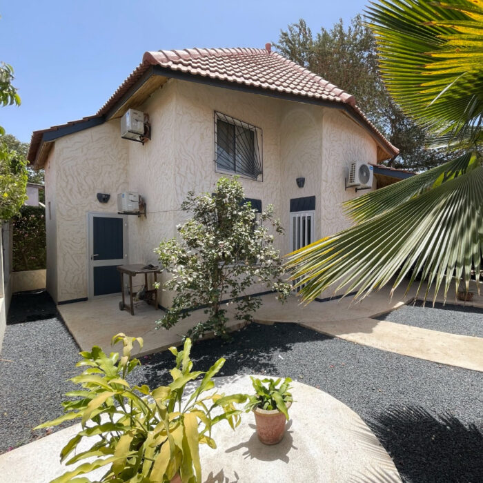 C’est une très belle villa traditionnelle que nous vous proposons. Avec ses 2 chambres et 2 lits single sur la mezzanine, sa capacite d’accueil est de 6 personnes. La qualité de ses équipements, son jardin sont des certitudes pour des vacances réussies.